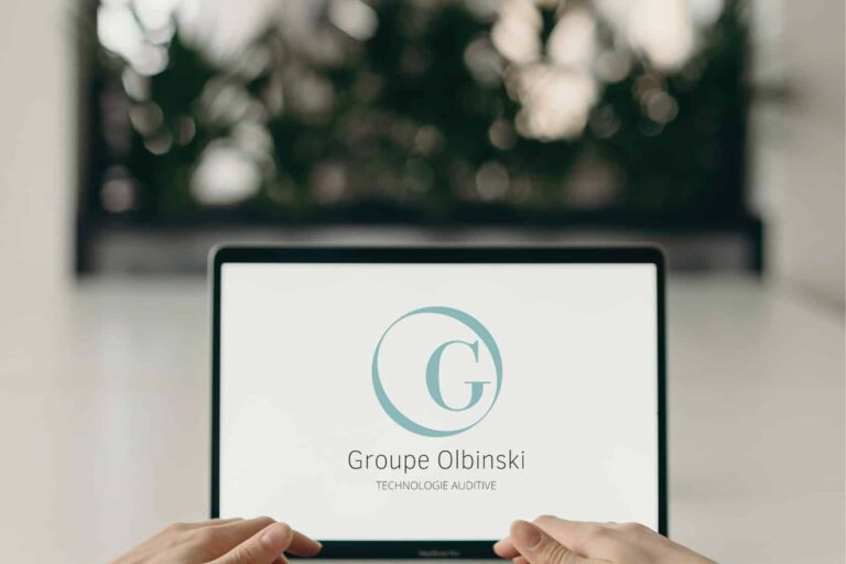 Réseaux sociaux Olbinski Ordinateur affichant le logo du groupe Olbinski