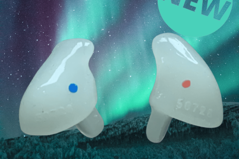 Paire de protections auditives phosphorescentes sur fond d'aurores boréales