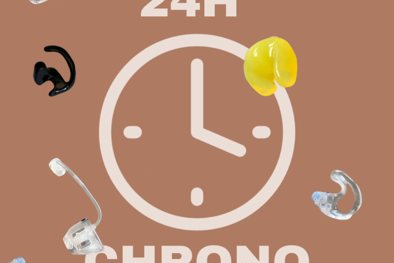 Sur un fond marron clair se détache une icône d'horloge. Il est écrit "24h Chrono". Partout sur l'image, une avalanche d'embouts auriculaires et de protections auditives